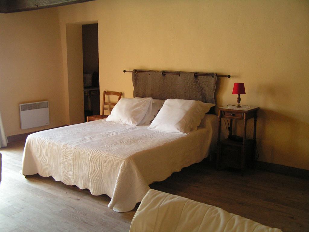 Bed and Breakfast A L'Olivier Montcaret Habitación foto
